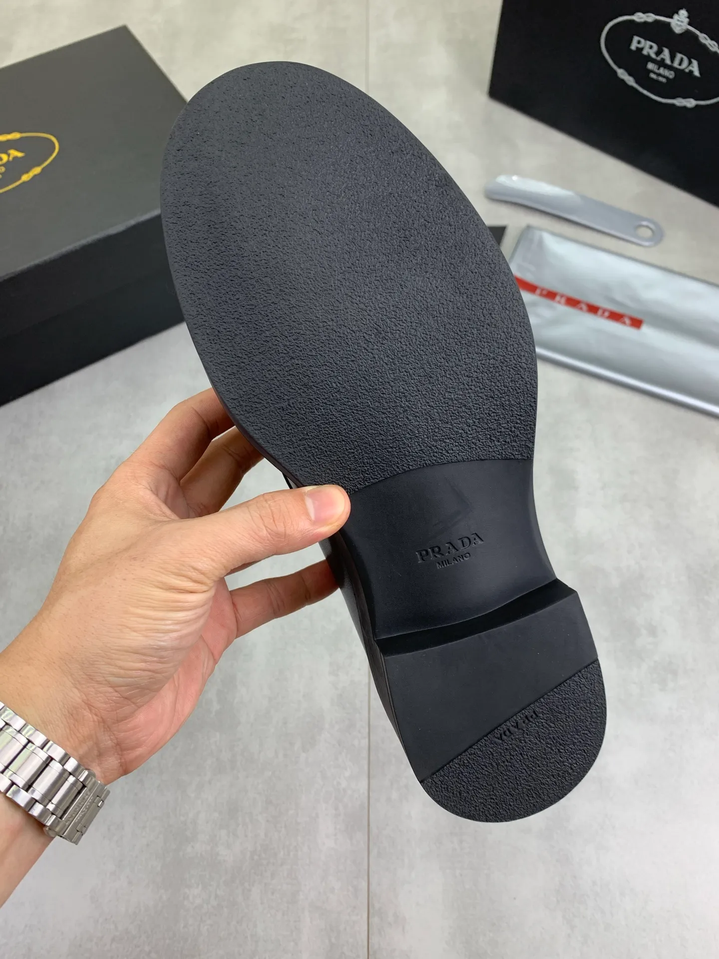 Factory price P800 💰Original quality, top version🔱 ＰＲＡＤＡPrada. Men's business casual leather shoes, top quality cow leather. 1:1 shipment ⬆️Luxurious and noble, all made of imported original first-layer fine suede cowhide, just to create a more comfortable wearing experience. Upper: original comfortable open-edge bead-rubbed calfskin ➕Top imported water-dyed full cow lining, original high-end lightweight and comfortable TPU combination bottom ✔️Code number: 39-44 (38 45 Can be customized)